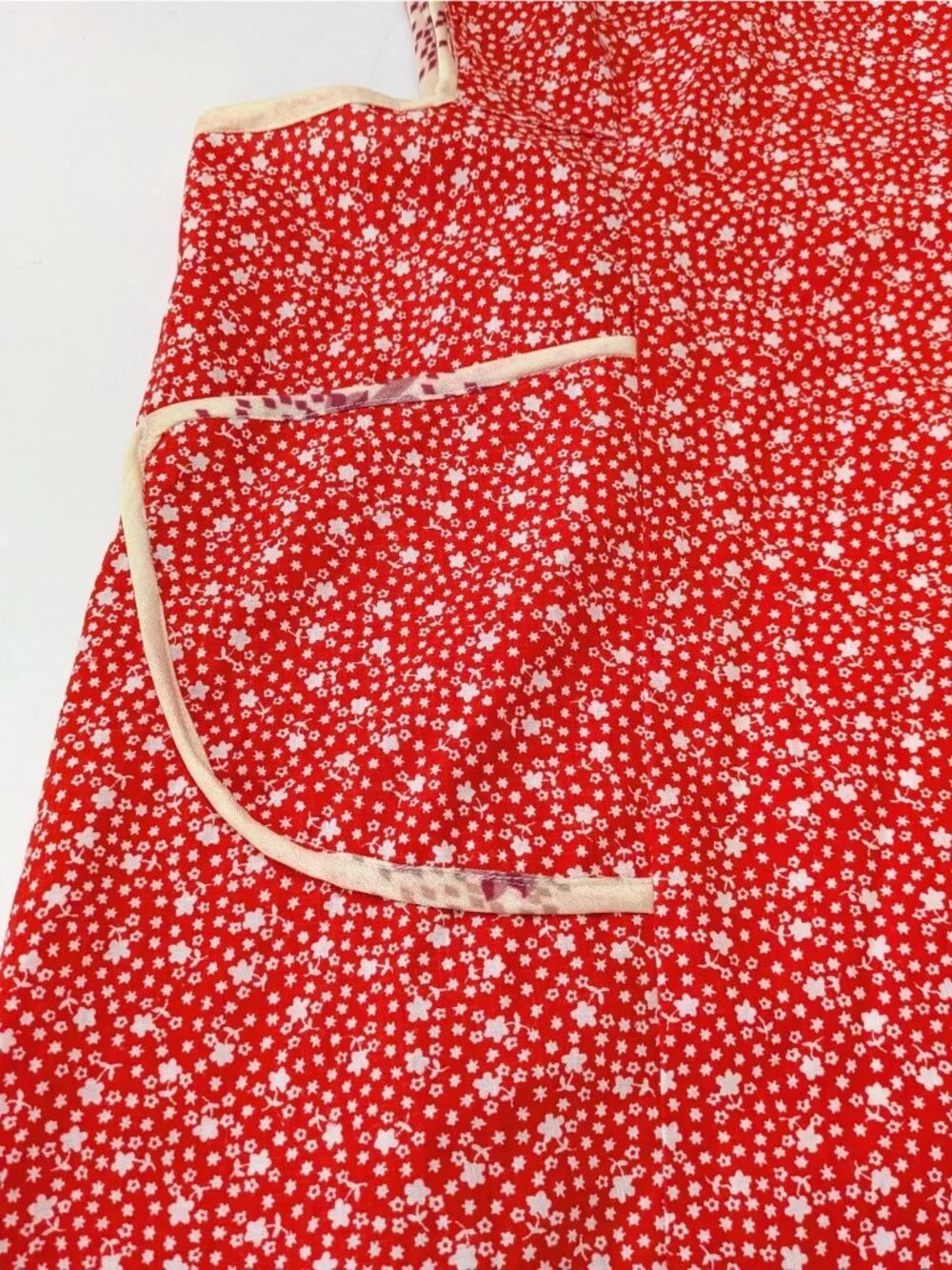 Vintage Handmade Full Apron Red Calico Floral Print 2 Pockets Tieback Grannycore